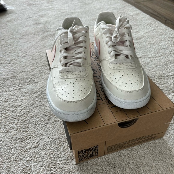 Nike Women’s Court Vision Lo NN Sneaker Shoes Phantom & Light Pink Size 8 - Picture 2 of 10